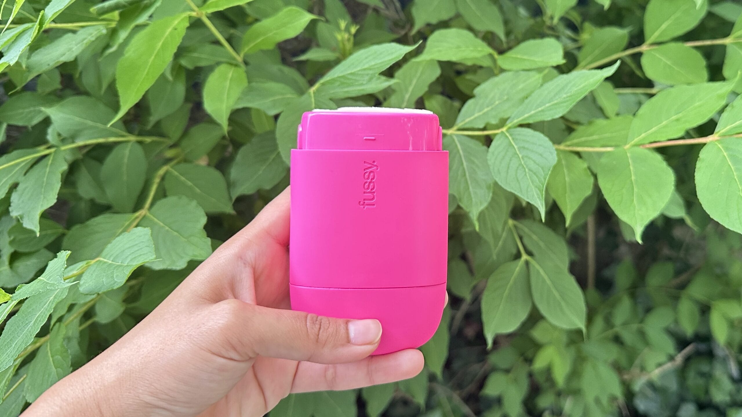 Warum Fussy das natürliche Deodorant ist, dem ich als frischgebackene stillende Mutter vertraue 10 Fussy Hot Pink Case Natürliches Deodorant